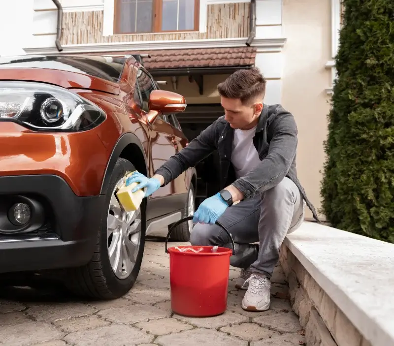 Lavage auto à domicile Vic-le-Fesq : professionnel intervenant sur un véhicule